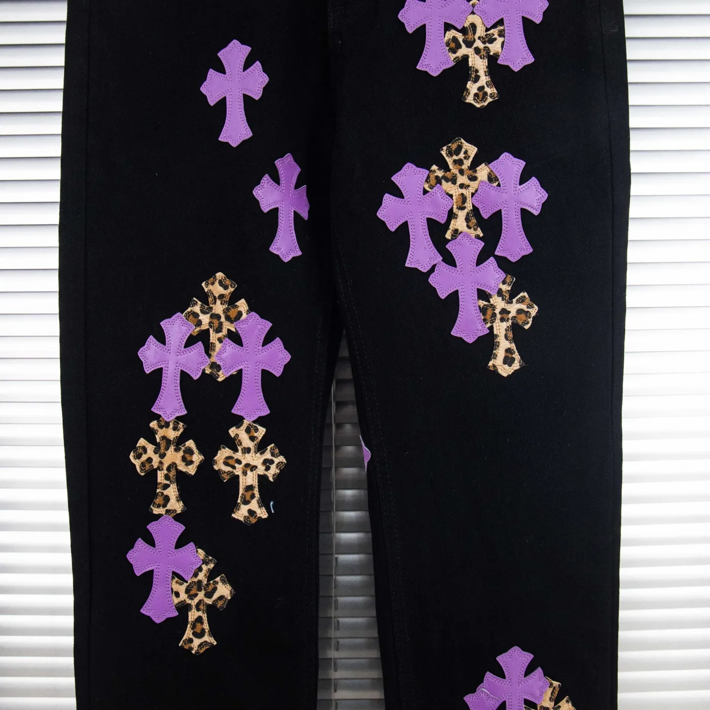P240 Chrome Hearts black denim jeans with purple leopard print. CH jeans need to be washed and then disassembled and hand-stitched with sheepskin cross leather and then spliced ​​together. The whole piece has too many craftsmanship to explain. The patchwork cross pattern is embellished, and the high-waisted washed jeans! ! Absolutely high-end luxury products, god-level single products and super popular products, made with top heavy industry, a must-see magic weapon. Customized hardware. The fabric is thick and soft after washing. It has good breathability. Customized small leather label. Unique design. The details are simple and elegant, and the workmanship is exquisite. The entire trousers are neatly routed and the details are in place! It’s so cool that both men and women can easily control the genderless trend! Style number: 1798# Color: black Size: 28 30 32 34 36
